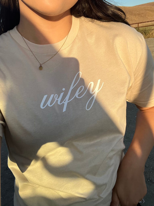 "Wifey" t-shirt light tan - MEDIUM